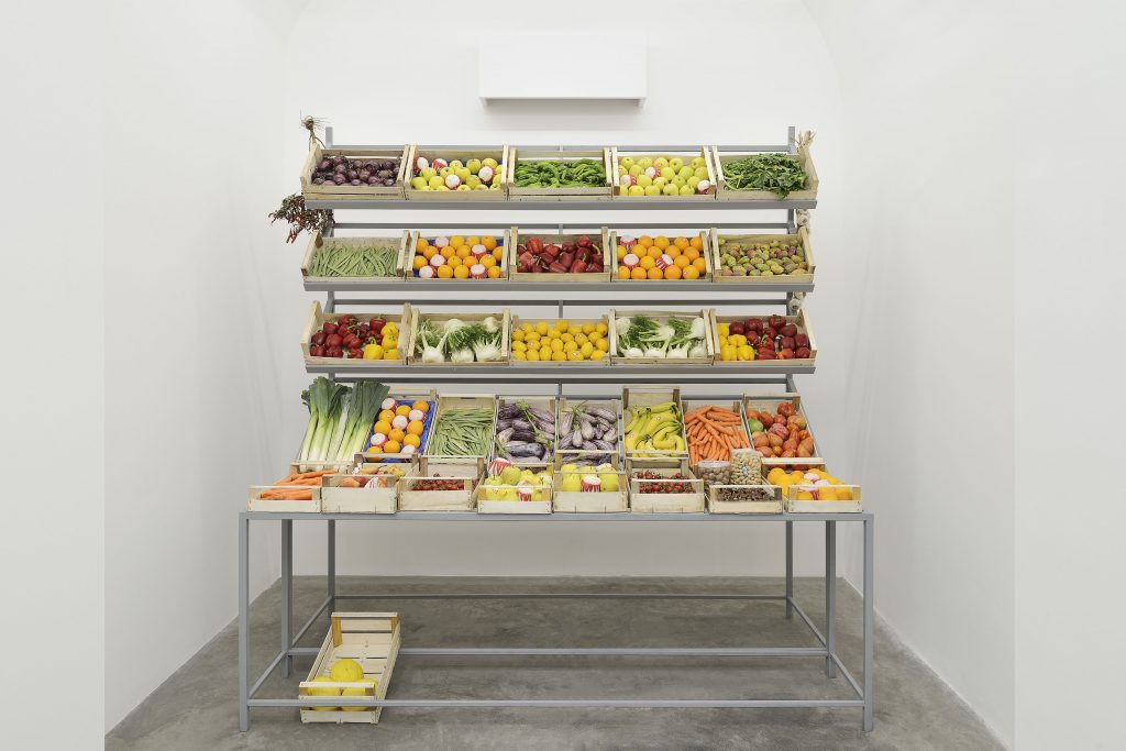 Giuseppe De Mattia, Esposizione di frutta e verdura, 2019, installation view at Matèria, Rome © Roberto Apa
