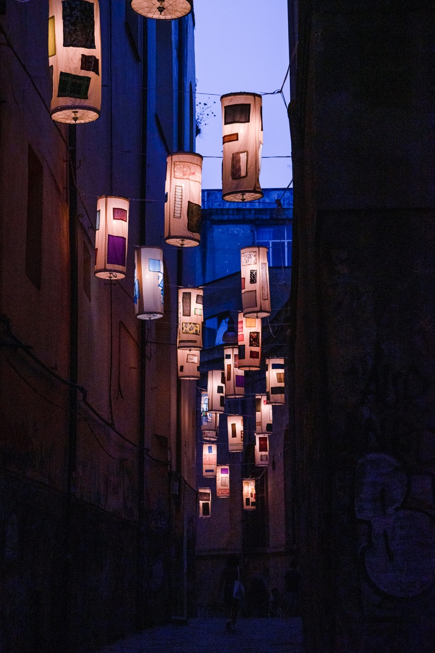 Oggi, 22 Giugno 2023, si è dato il via all' l'illuminazione delle lanterne di Antonio Marras, nel vicoletto di San Pietro a Majella a Napoli. 
Ph. Cristina Di Criscio
